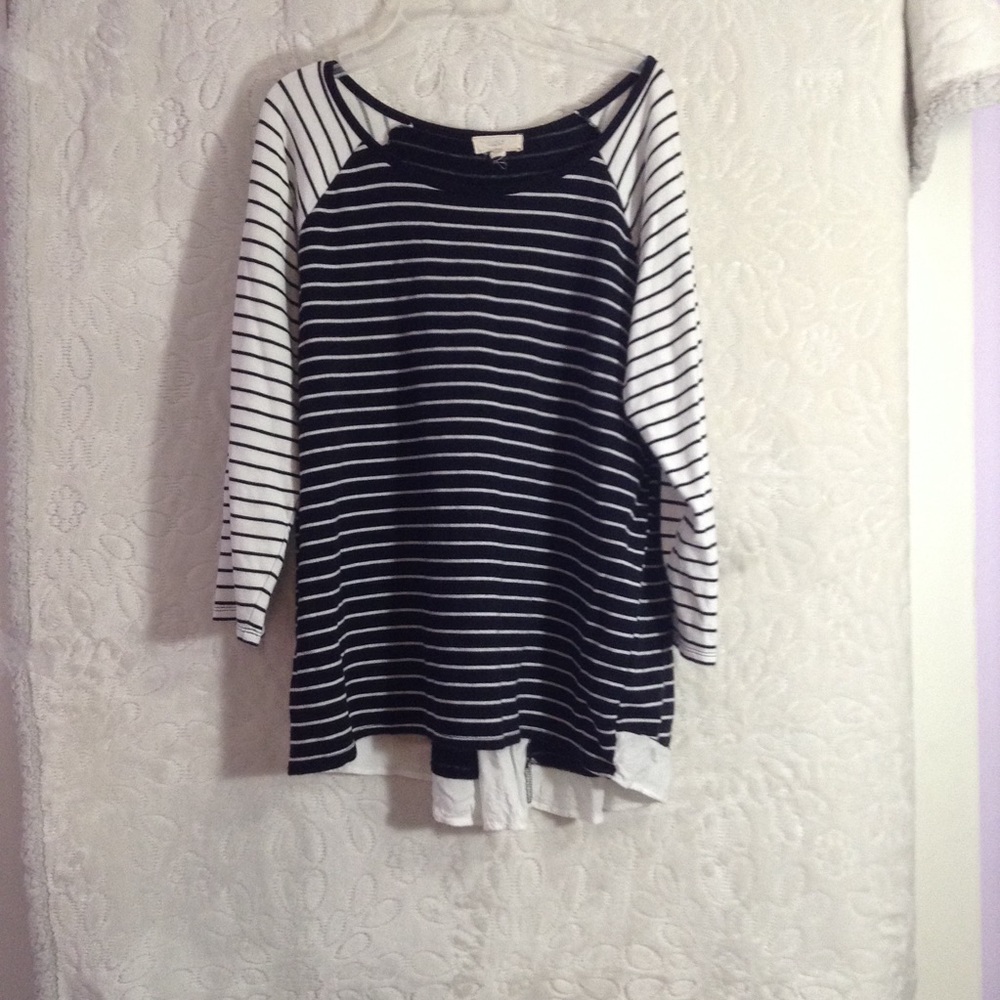 Woman's Black/White 3/4 Sleeve Shirt